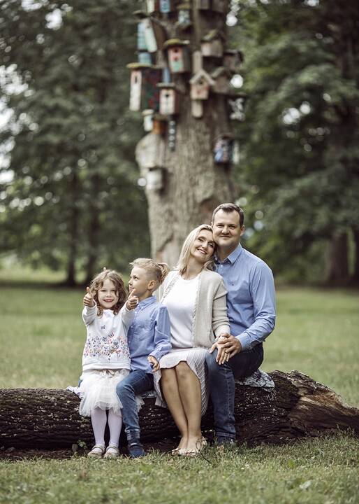 Esmė: savo 40-metį garsi fotografė A. Razauskienė paminėjo surengdama parodą „Širdies ryšiai – kelionė per šeimos portretus“. 