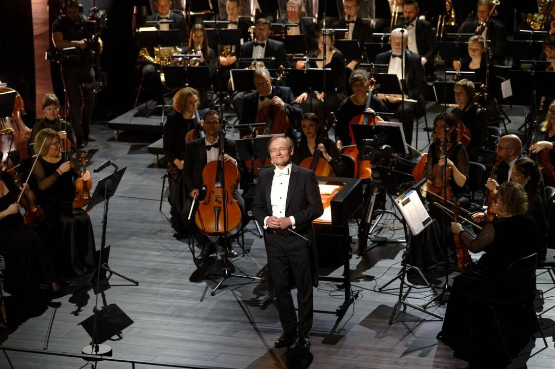 Baigiamajam Giuseppe Verdi „La Traviata“ kūriniui scenoje drauge su kviestiniais svečiais pasirodė teatro solistai, choristai ir visi teatro darbuotojai.