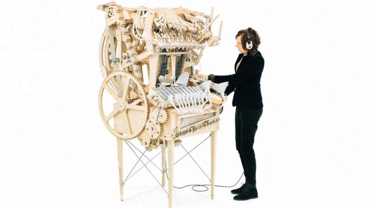 Išrastas muzikos instrumentas, kurio skambesį kuria metaliniai rutuliukai 