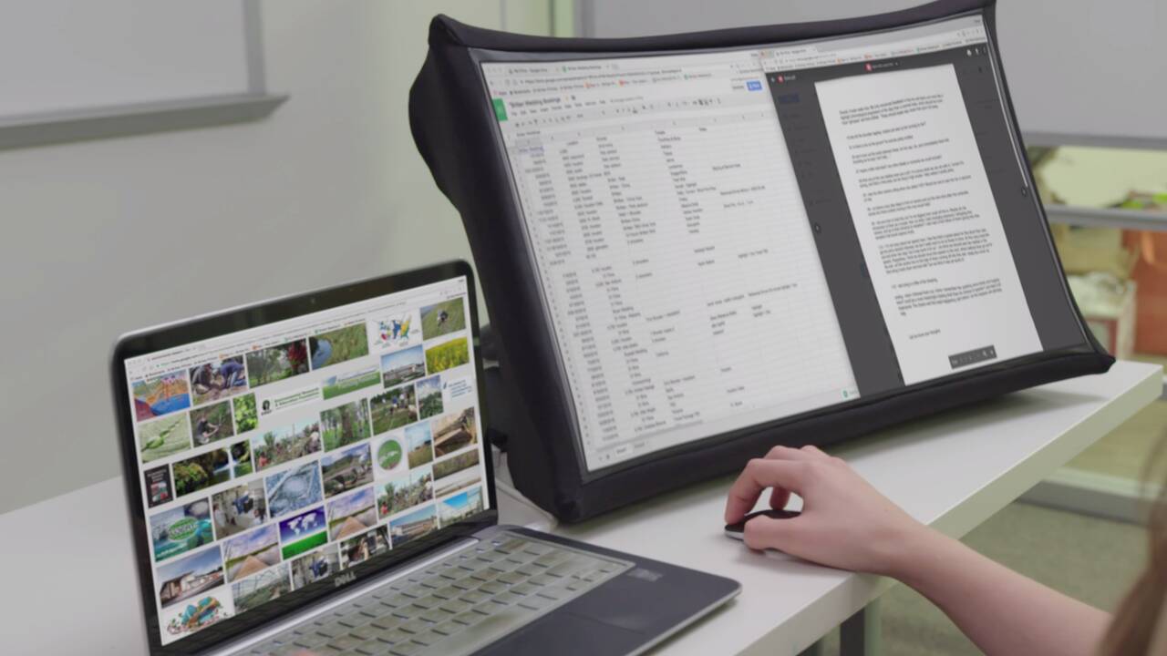 Sukurtas nešiojamas monitorius, kurį galima išskleisti kaip skėtį 