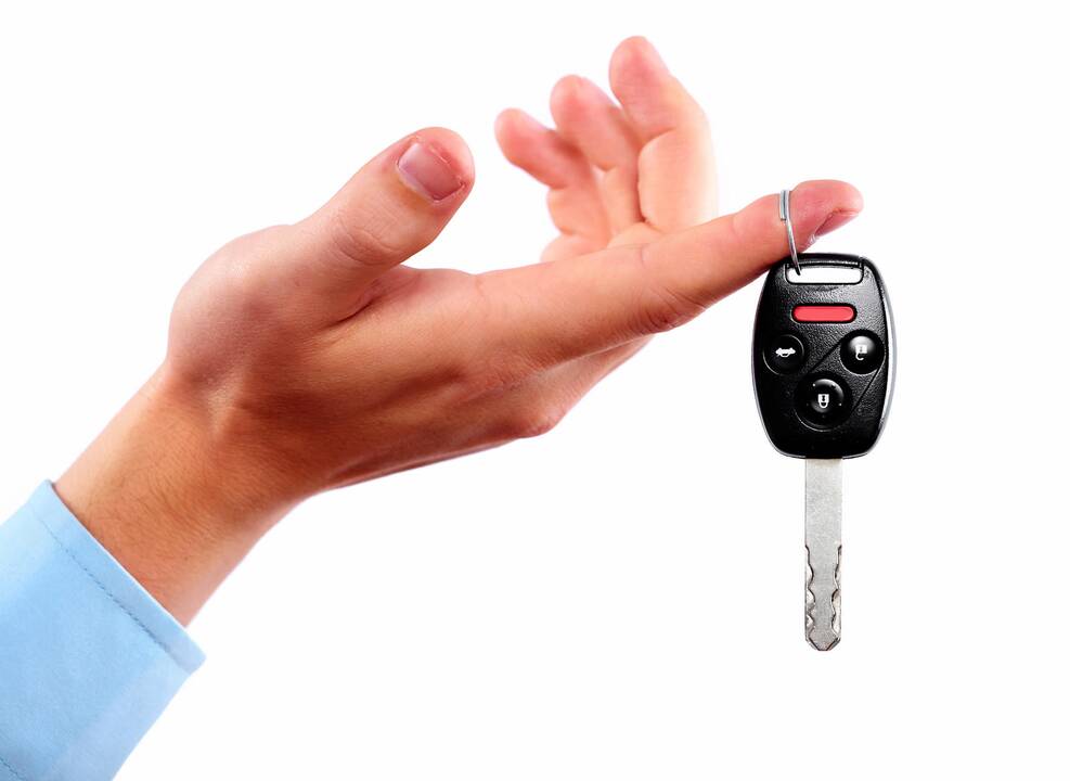 Pagal skelbimą rastą automobilį moteris „rezervavo“ pervedimu sukčiui