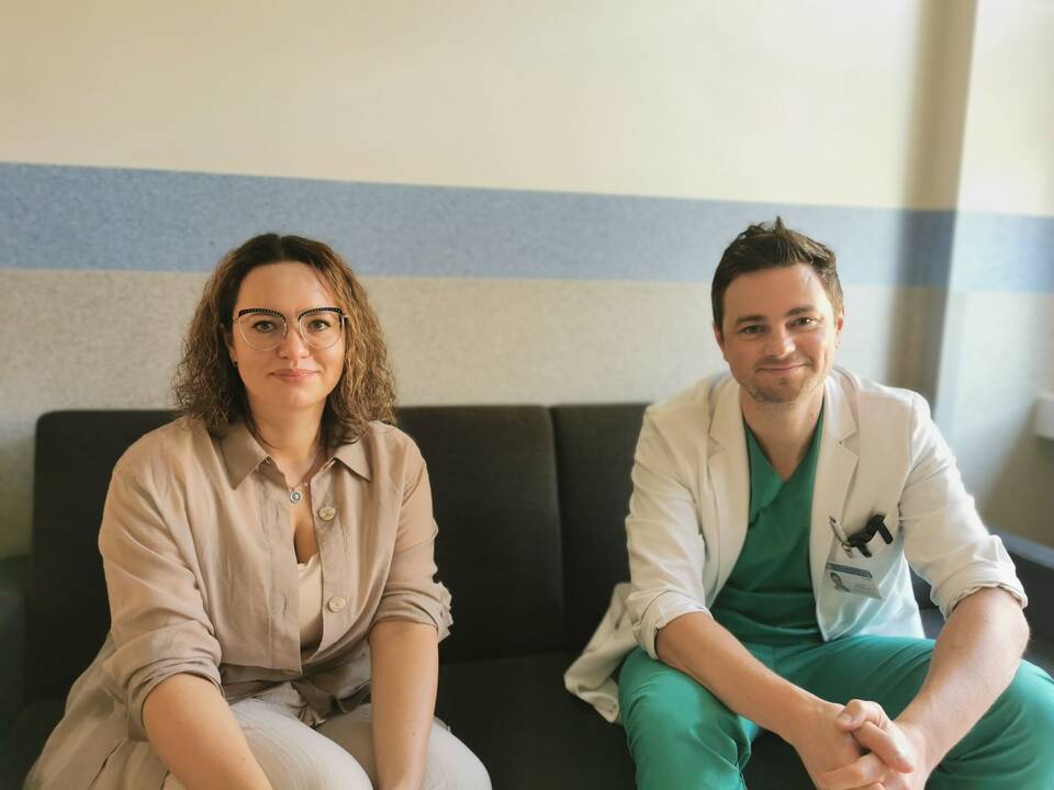Holmio-166 preparatas ir medikų komanda.