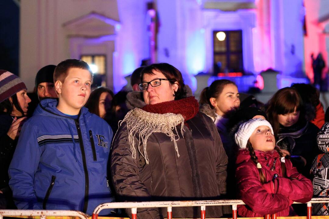Kauno Rotušės aikštėje įžiebta Kalėdų eglė