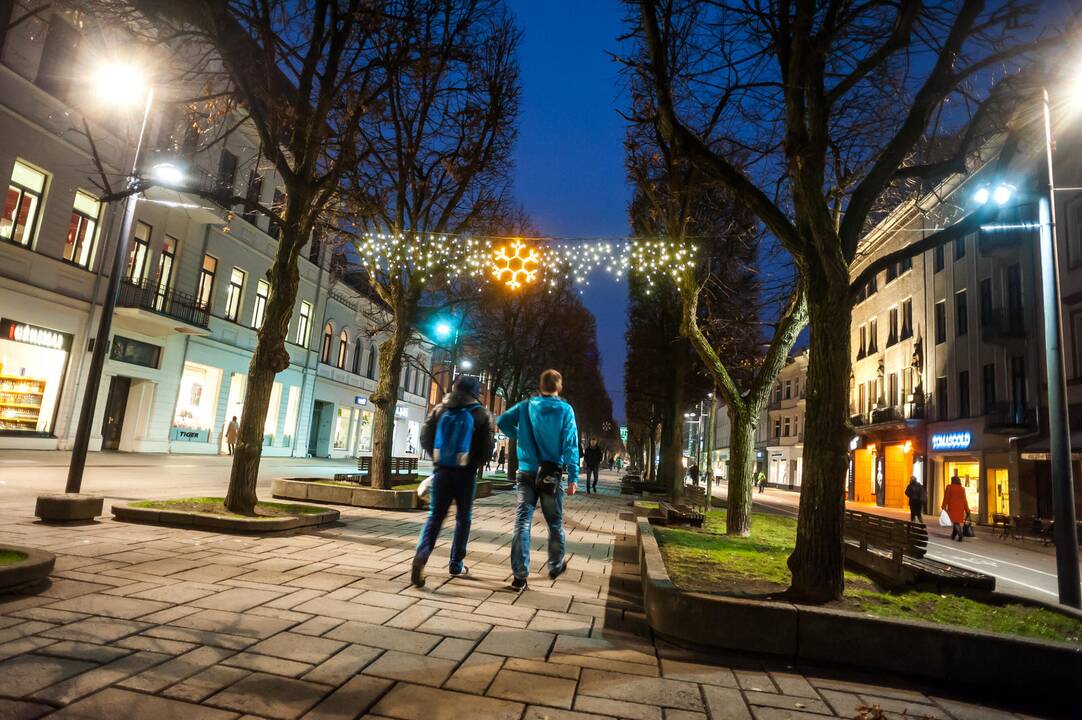 Laisvės alėjoje kabinamos kalėdinės girliandos