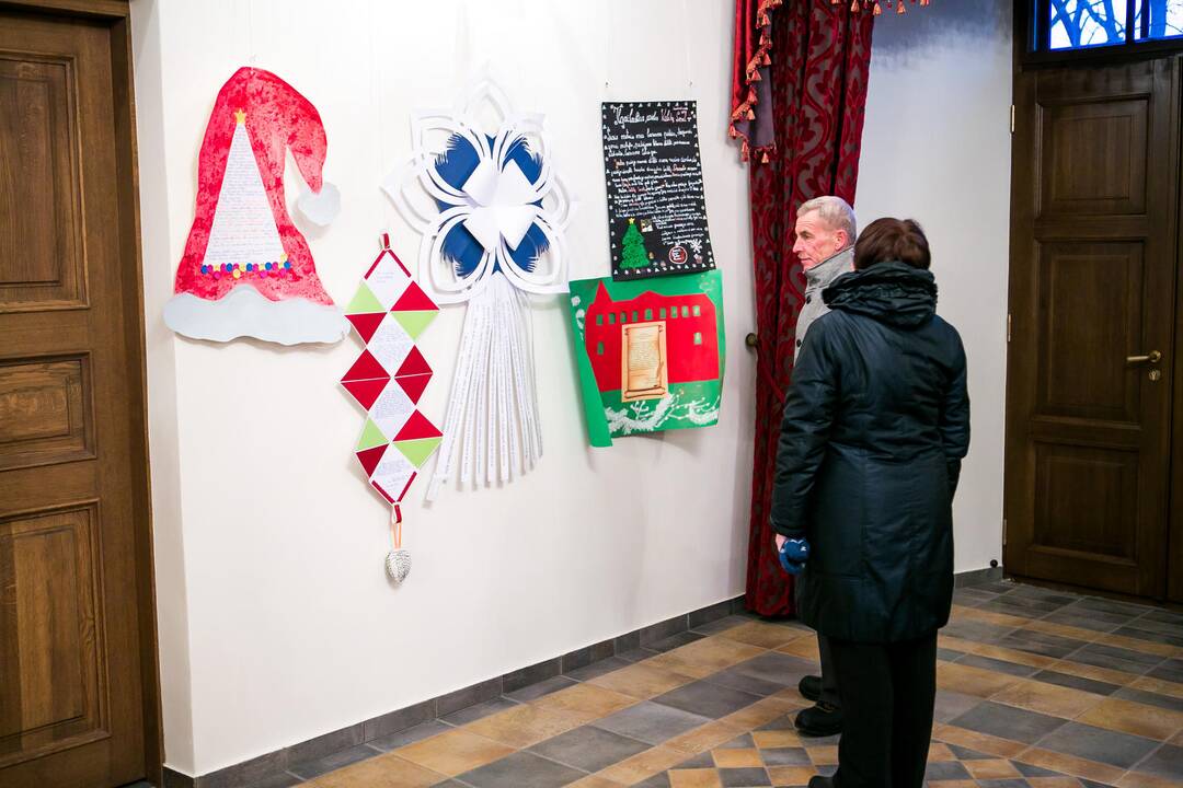 Raudondvaryje įžiebta Kalėdų eglė