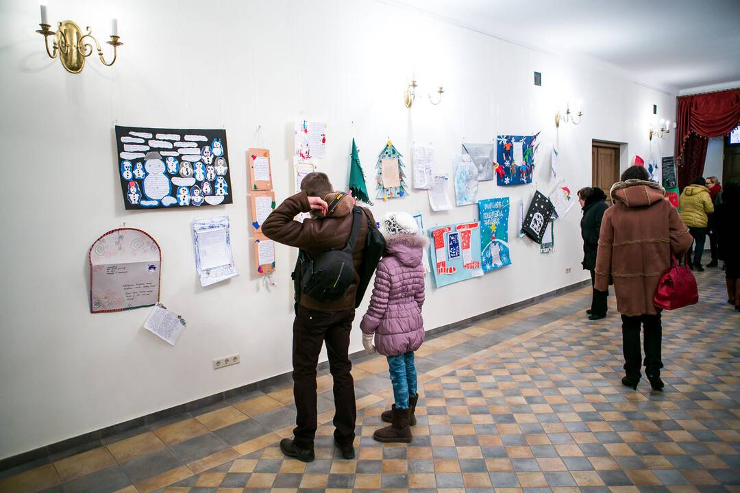 Raudondvaryje įžiebta Kalėdų eglė