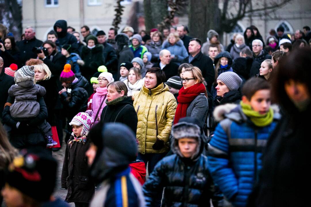 Raudondvaryje įžiebta Kalėdų eglė