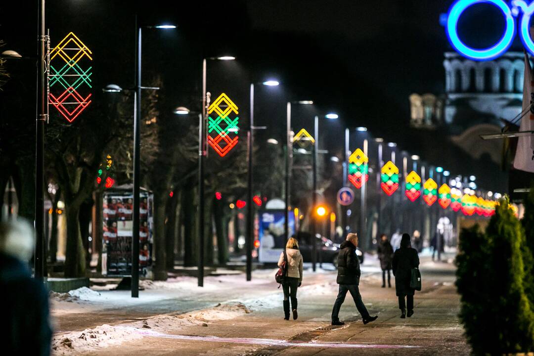 Laisvės alėjoje sužibo daugybė trispalvių