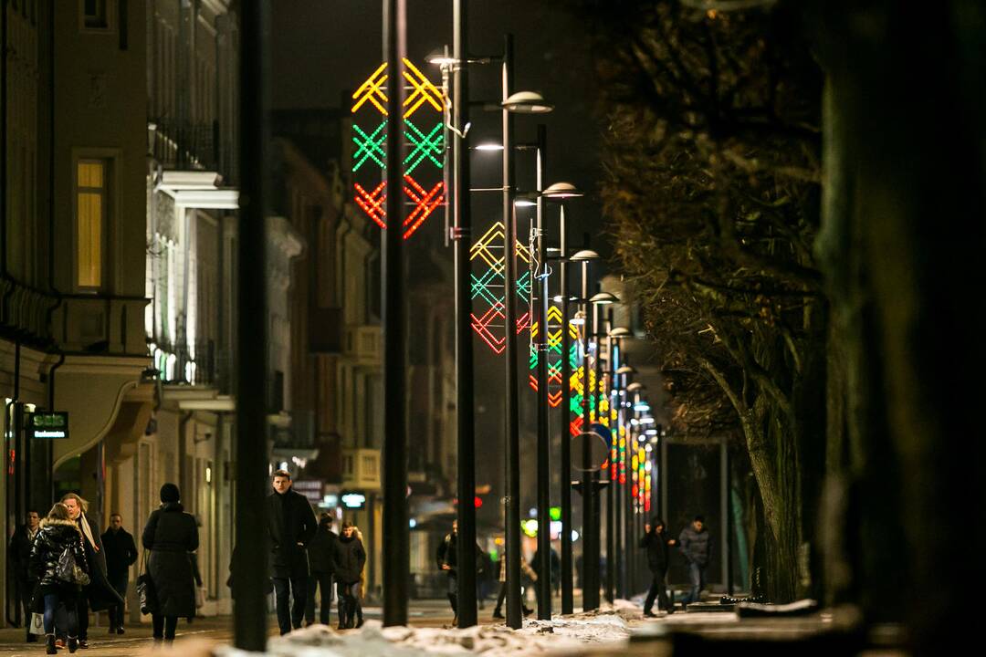 Laisvės alėjoje sužibo daugybė trispalvių
