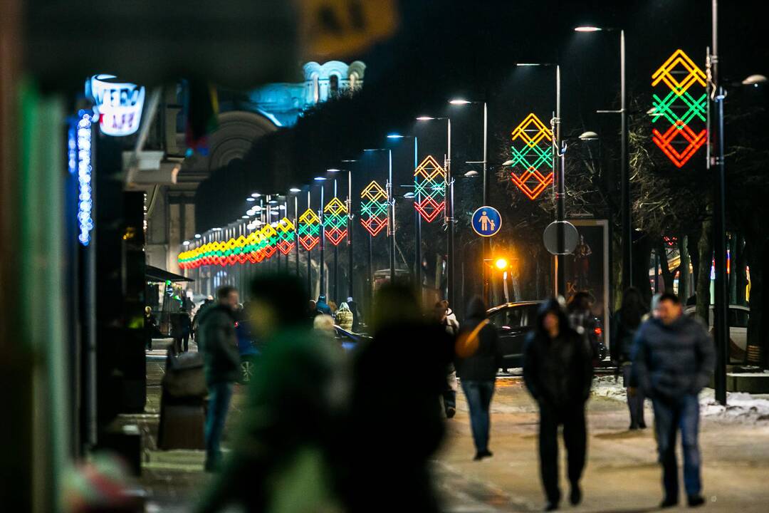 Laisvės alėjoje sužibo daugybė trispalvių