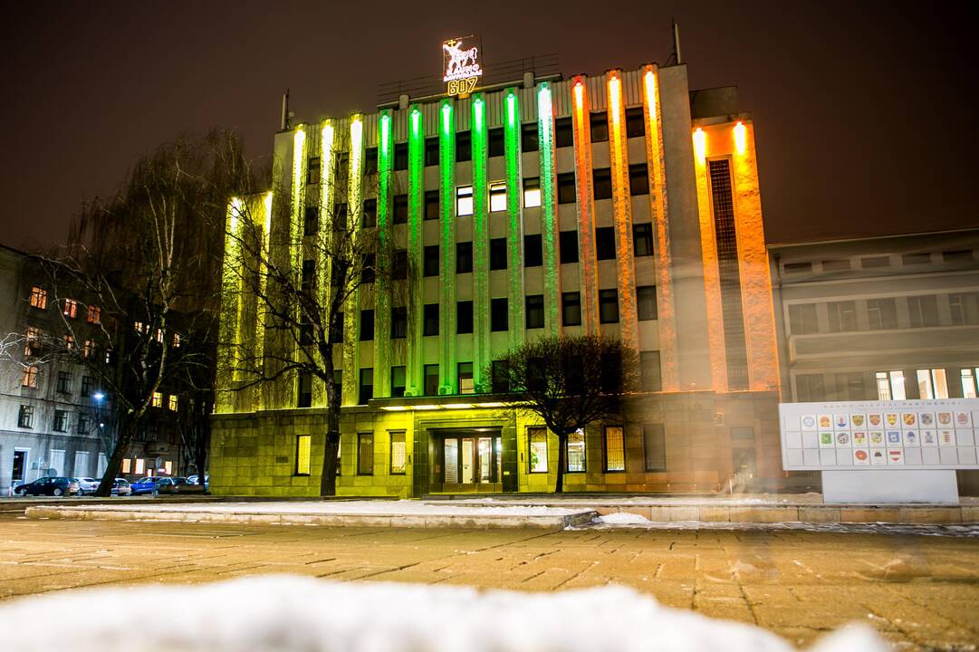 Laisvės alėjoje sužibo daugybė trispalvių