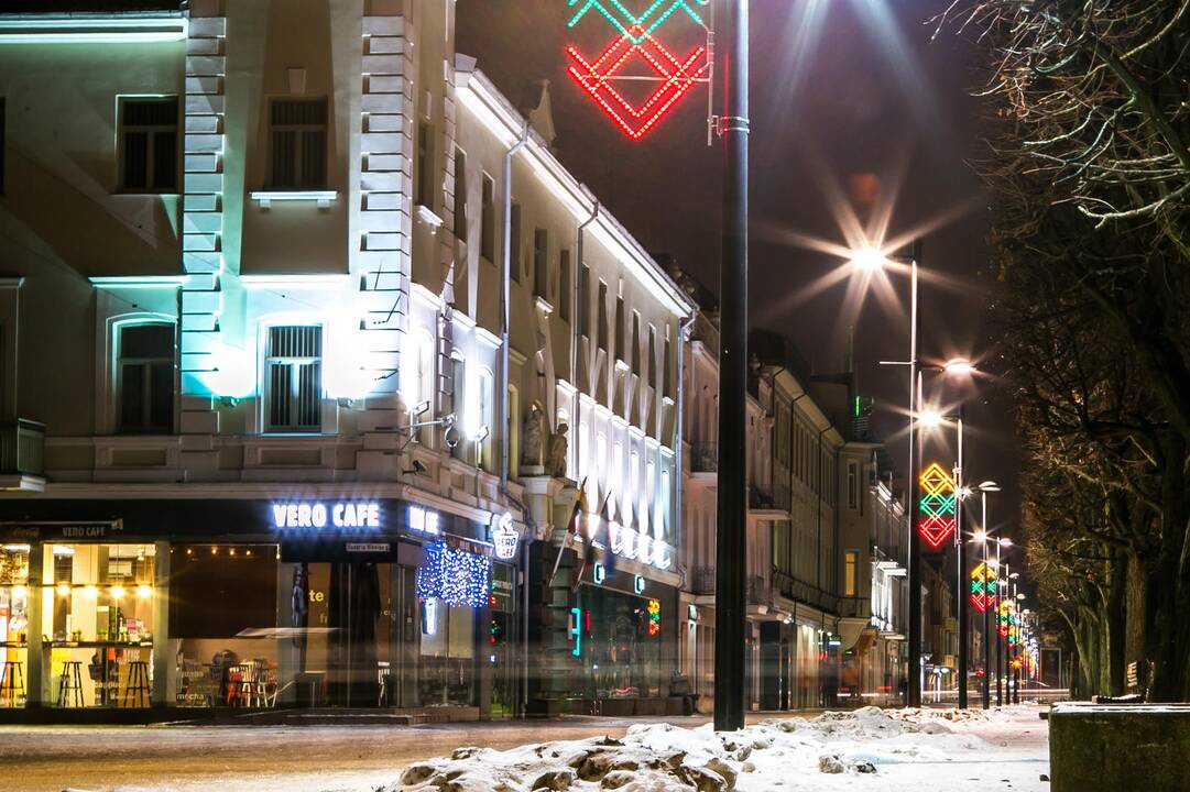 Laisvės alėjoje sužibo daugybė trispalvių