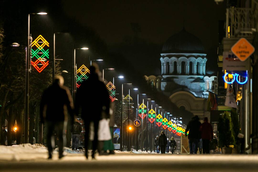 Laisvės alėjoje sužibo daugybė trispalvių