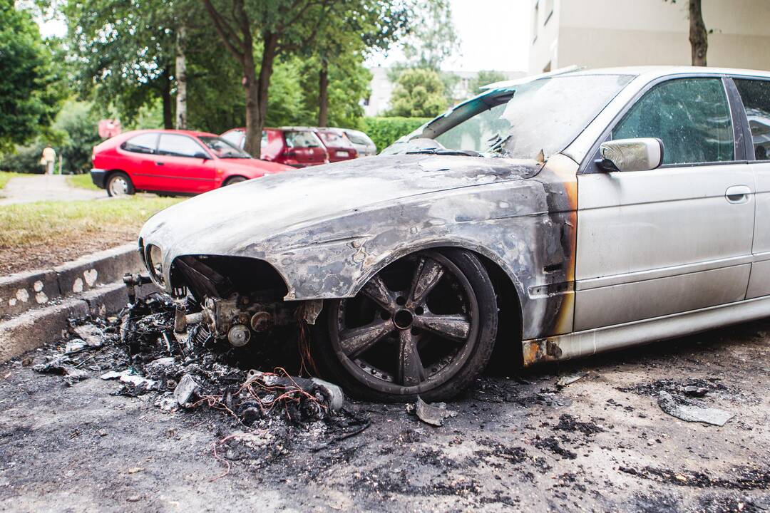 S. Žukausko gatvėje degė 3 automobiliai