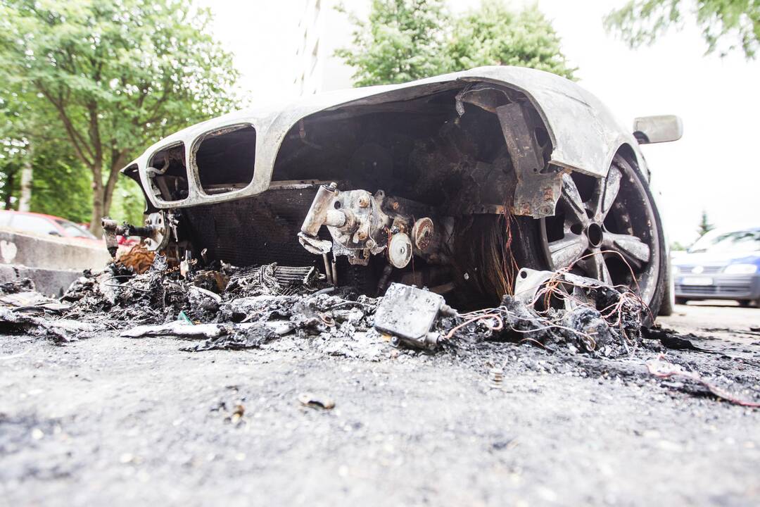 S. Žukausko gatvėje degė 3 automobiliai