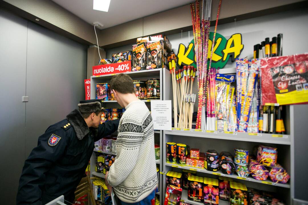 Prekiautojai pirotechnika pavargo mokėti baudas