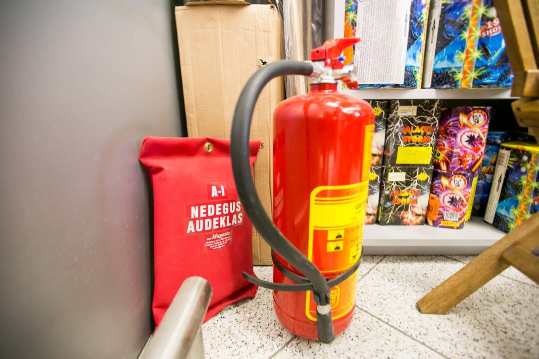 Prekiautojai pirotechnika pavargo mokėti baudas