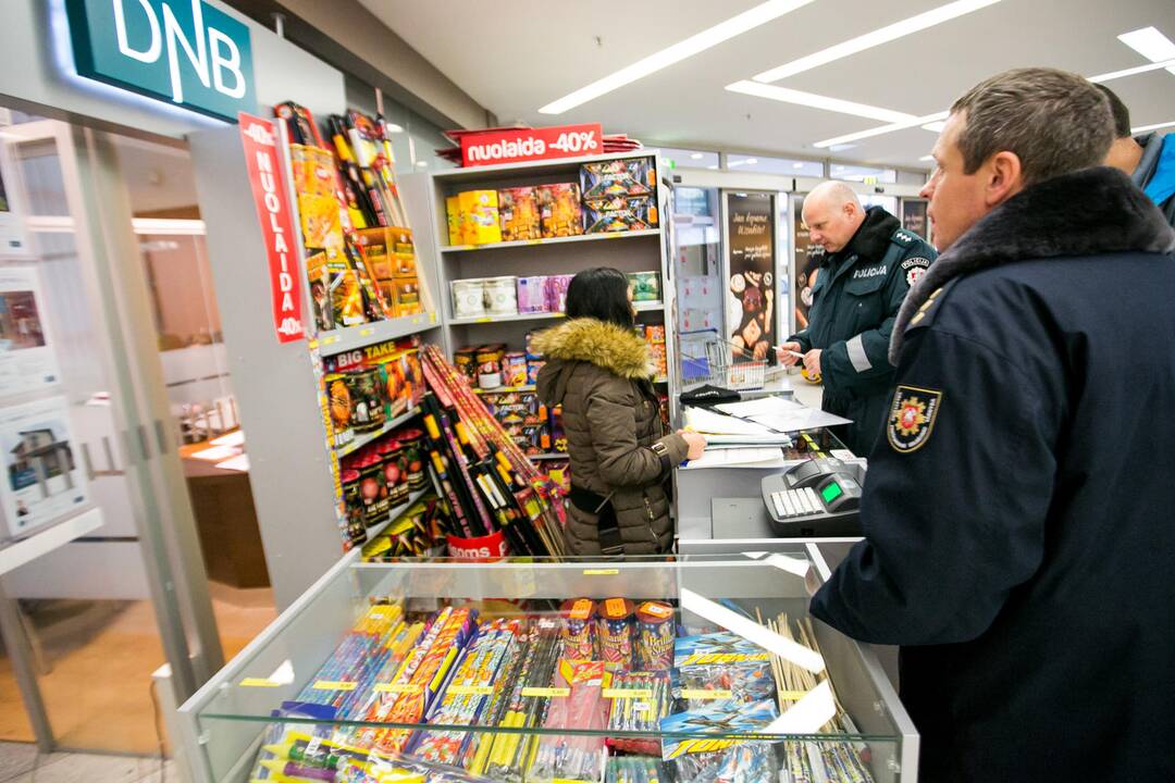 Prekiautojai pirotechnika pavargo mokėti baudas