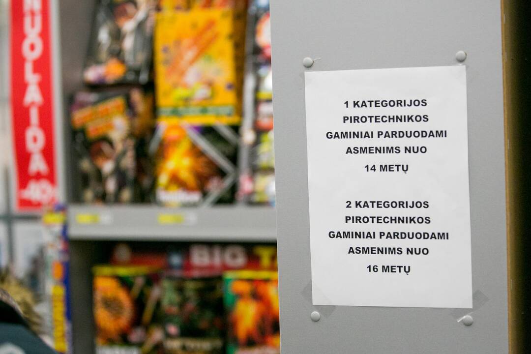 Prekiautojai pirotechnika pavargo mokėti baudas