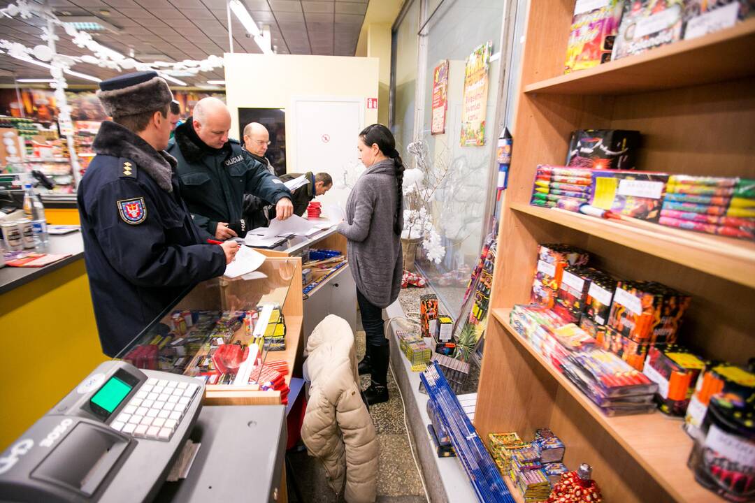 Prekiautojai pirotechnika pavargo mokėti baudas