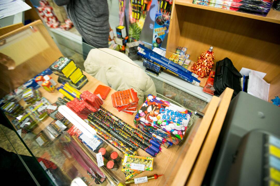 Prekiautojai pirotechnika pavargo mokėti baudas