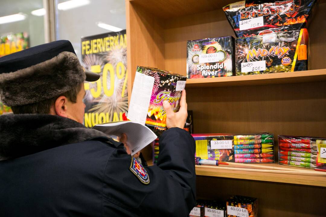 Prekiautojai pirotechnika pavargo mokėti baudas