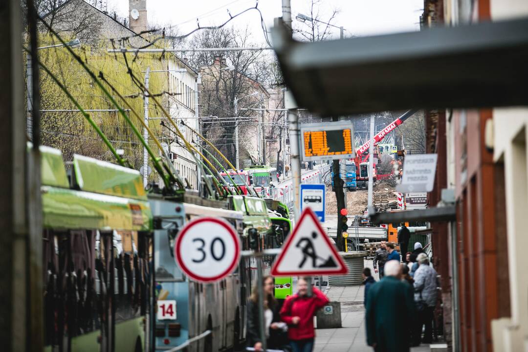 Savanorių prospekto įkalnėje susidūrė autobusas ir „Renault“