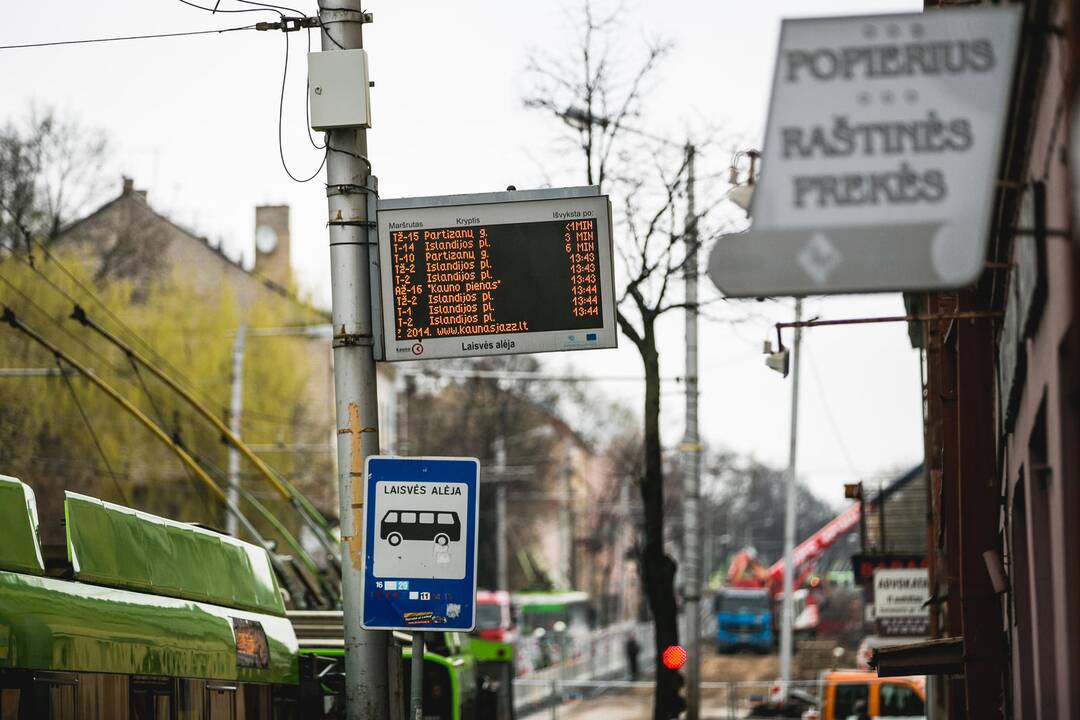 Savanorių prospekto įkalnėje susidūrė autobusas ir „Renault“