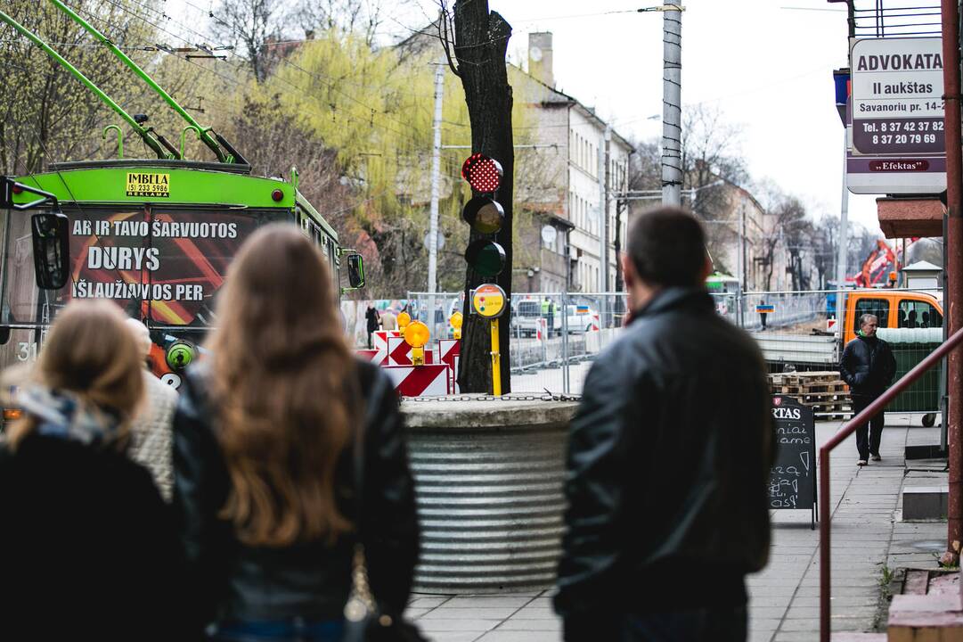 Savanorių prospekto įkalnėje susidūrė autobusas ir „Renault“