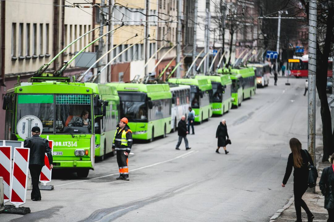 Savanorių prospekto įkalnėje susidūrė autobusas ir „Renault“