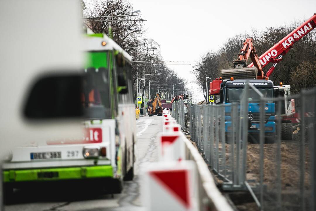 Savanorių prospekto įkalnėje susidūrė autobusas ir „Renault“