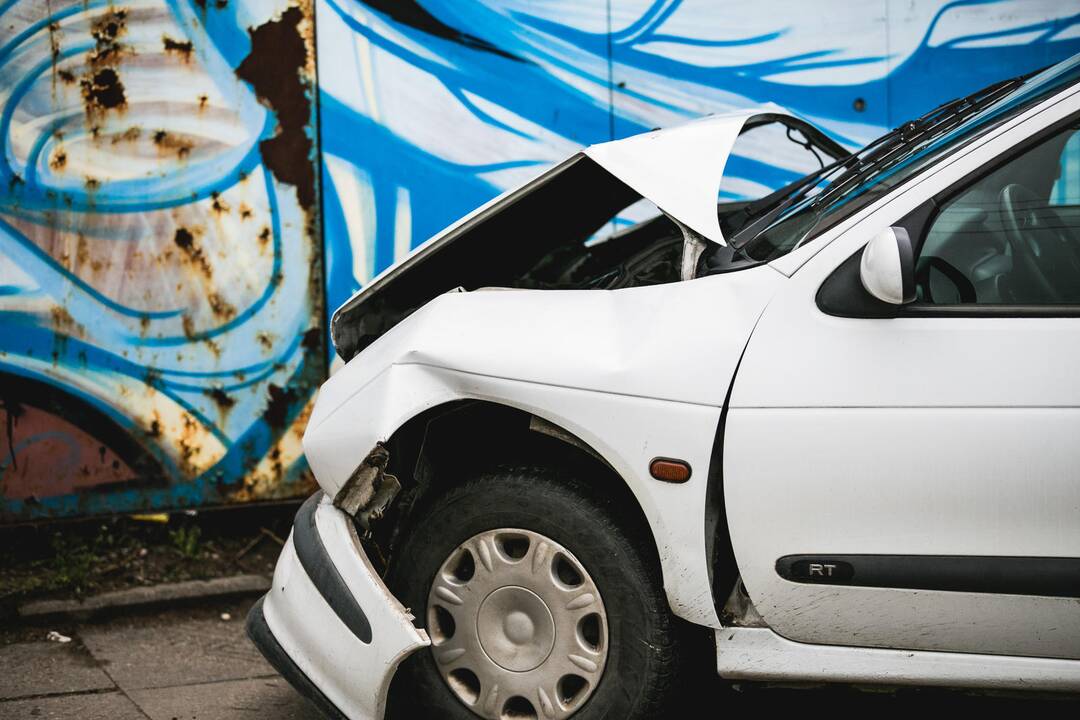 Savanorių prospekto įkalnėje susidūrė autobusas ir „Renault“