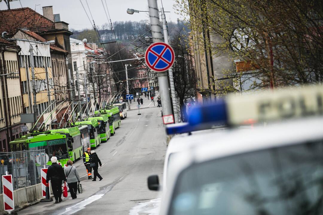 Savanorių prospekto įkalnėje susidūrė autobusas ir „Renault“
