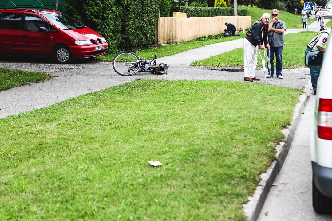 Dviratininkas trenkėsi į šalikelėje stovintį automobilį