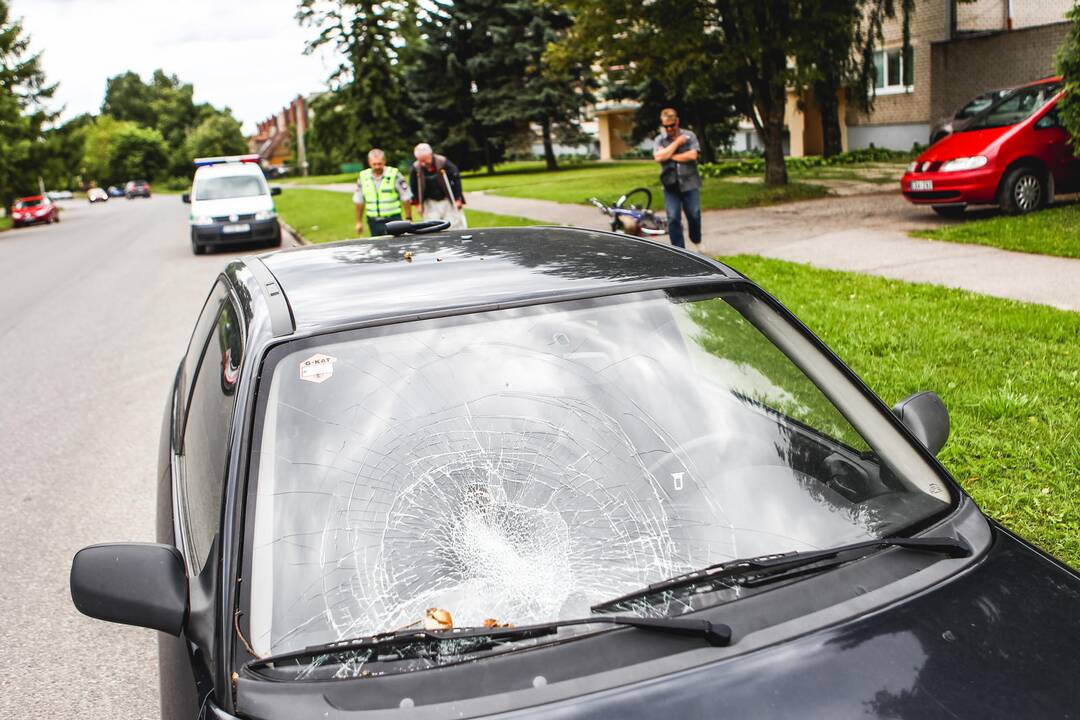 Dviratininkas trenkėsi į šalikelėje stovintį automobilį