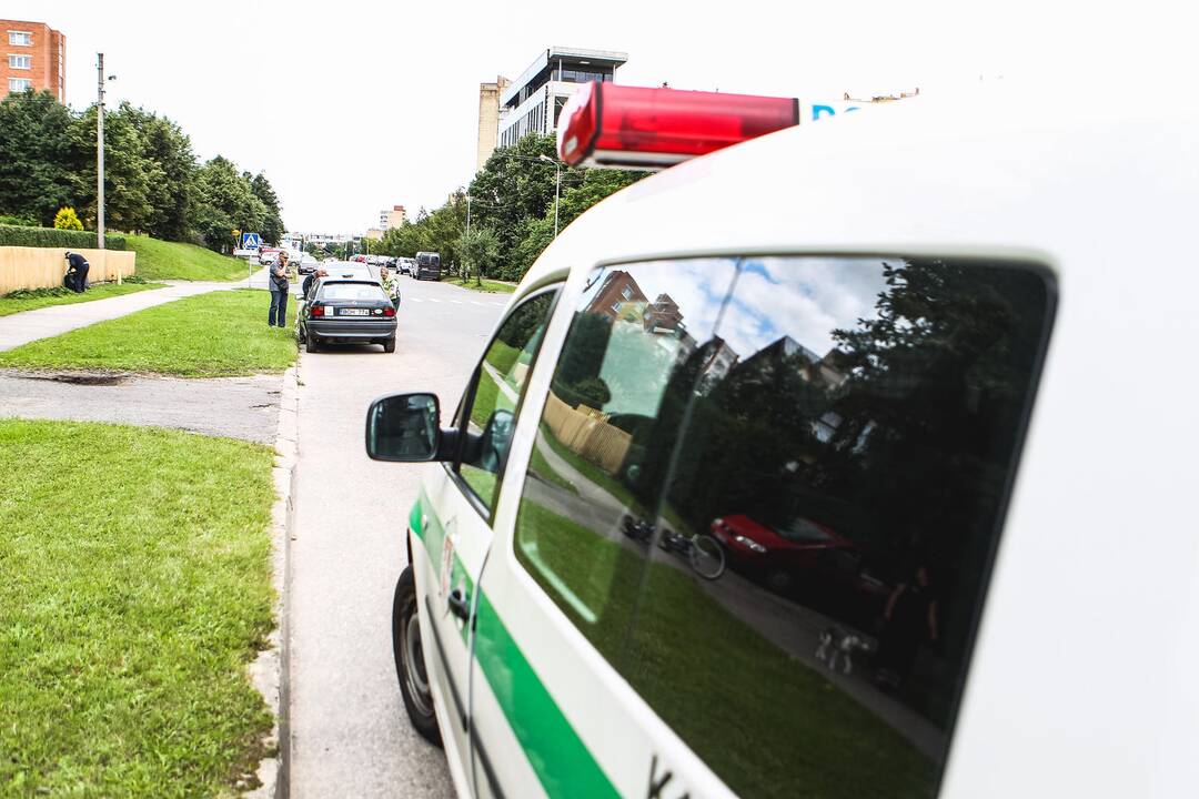 Dviratininkas trenkėsi į šalikelėje stovintį automobilį