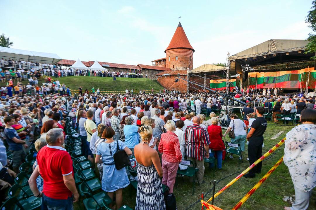 Festivalio „Operetė Kauno pilyje“ metu kauniečiai giedojo himną