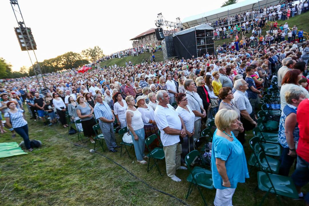 Festivalio „Operetė Kauno pilyje“ metu kauniečiai giedojo himną