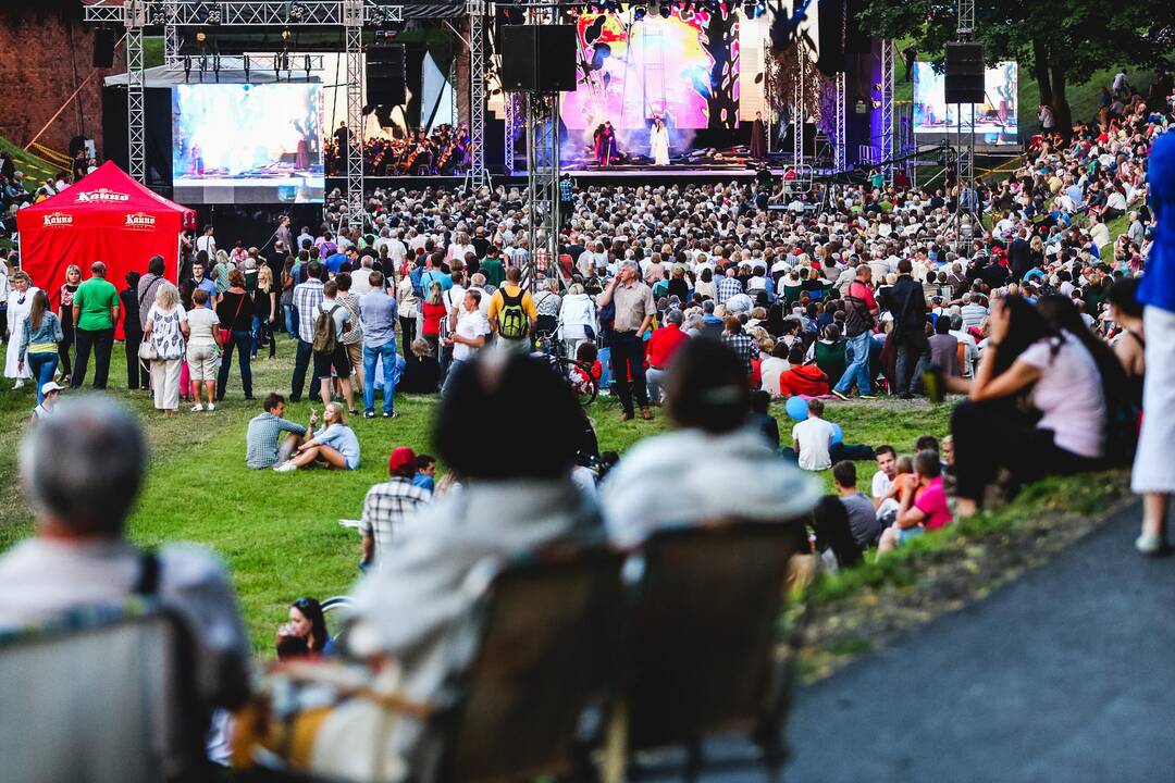 Festivalio „Operetė Kauno pilyje“ metu kauniečiai giedojo himną
