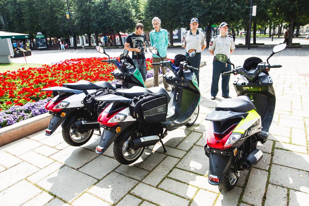Savivaldybė perdavė motorolerius policijai