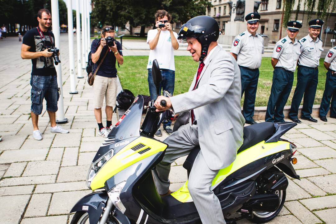 Savivaldybė perdavė motorolerius policijai
