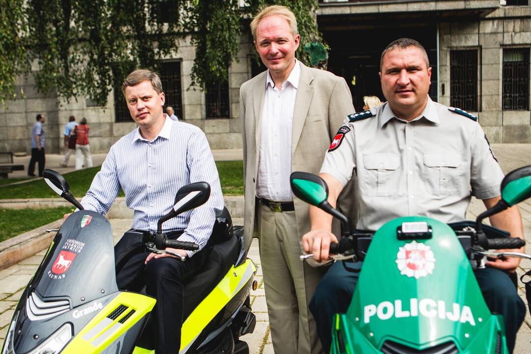 Savivaldybė perdavė motorolerius policijai