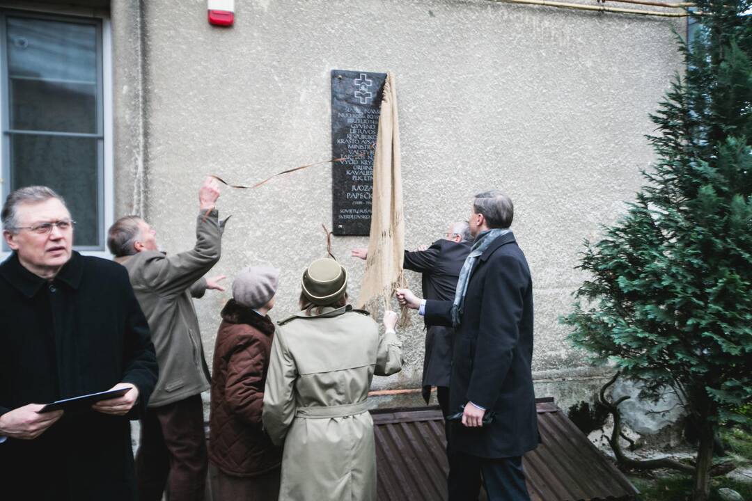 Atidengta memorialinė lenta Juozui Papečkiui