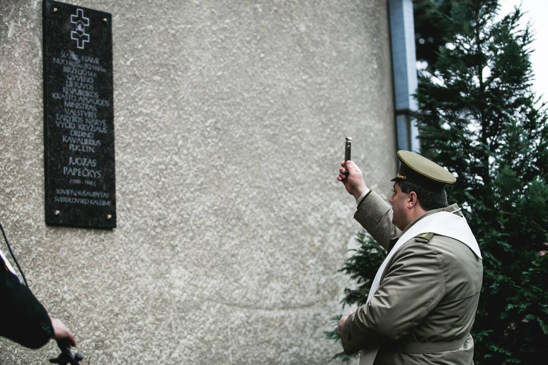 Atidengta memorialinė lenta Juozui Papečkiui