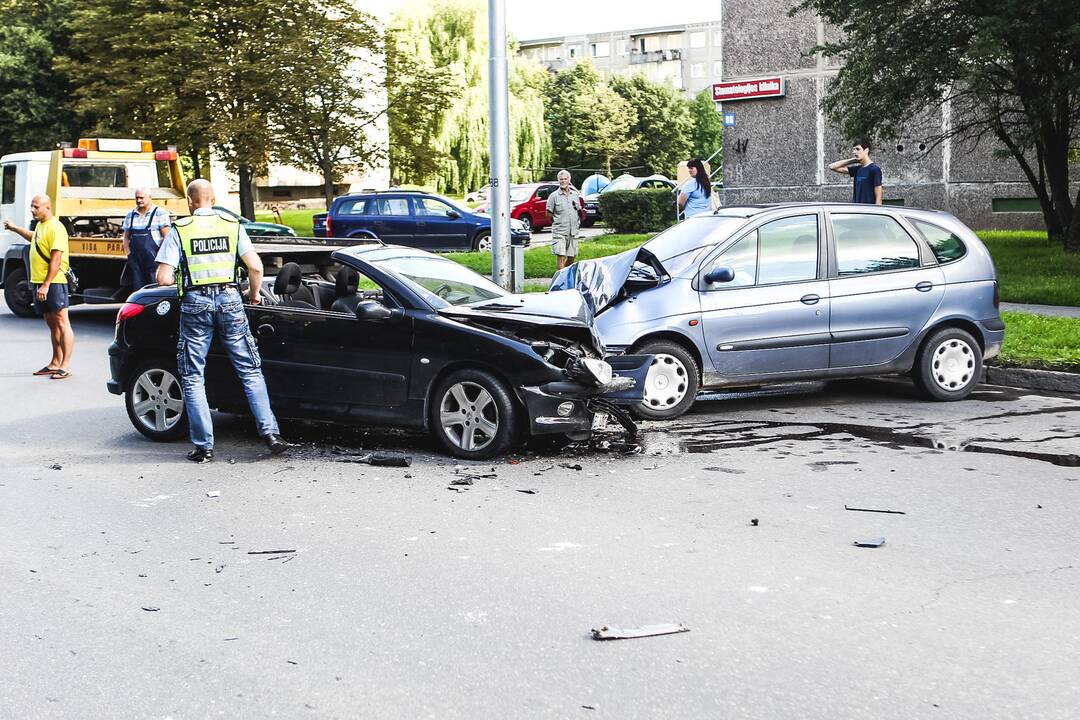 Girtos vairuotojos sukeltoje avarijoje nukentėjo trys žmonės 