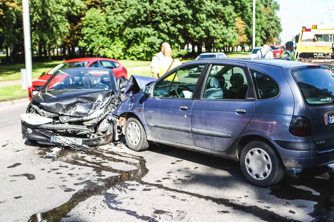 Girtos vairuotojos sukeltoje avarijoje nukentėjo trys žmonės 
