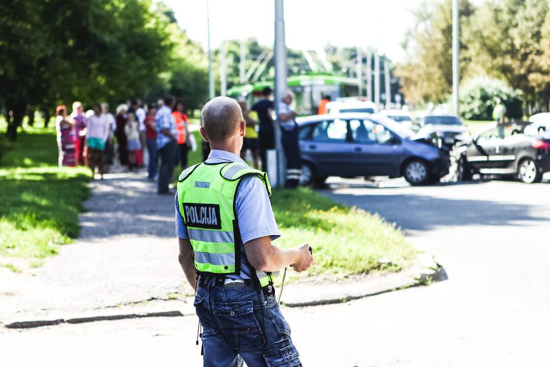 Girtos vairuotojos sukeltoje avarijoje nukentėjo trys žmonės 