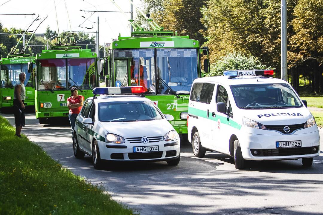 Girtos vairuotojos sukeltoje avarijoje nukentėjo trys žmonės 