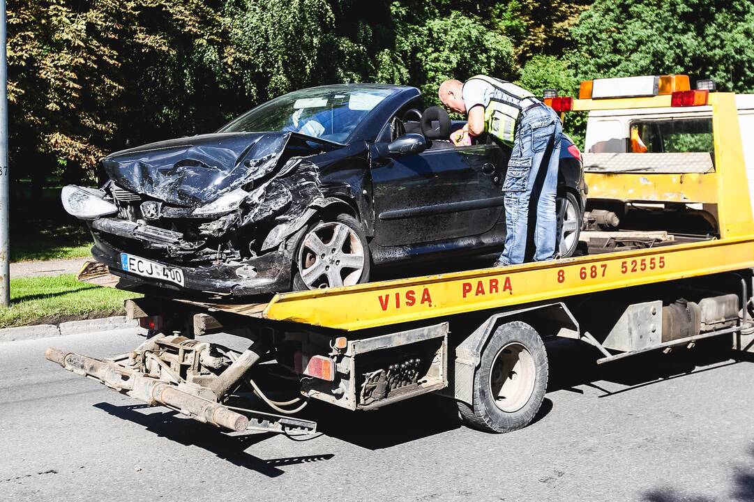 Girtos vairuotojos sukeltoje avarijoje nukentėjo trys žmonės 