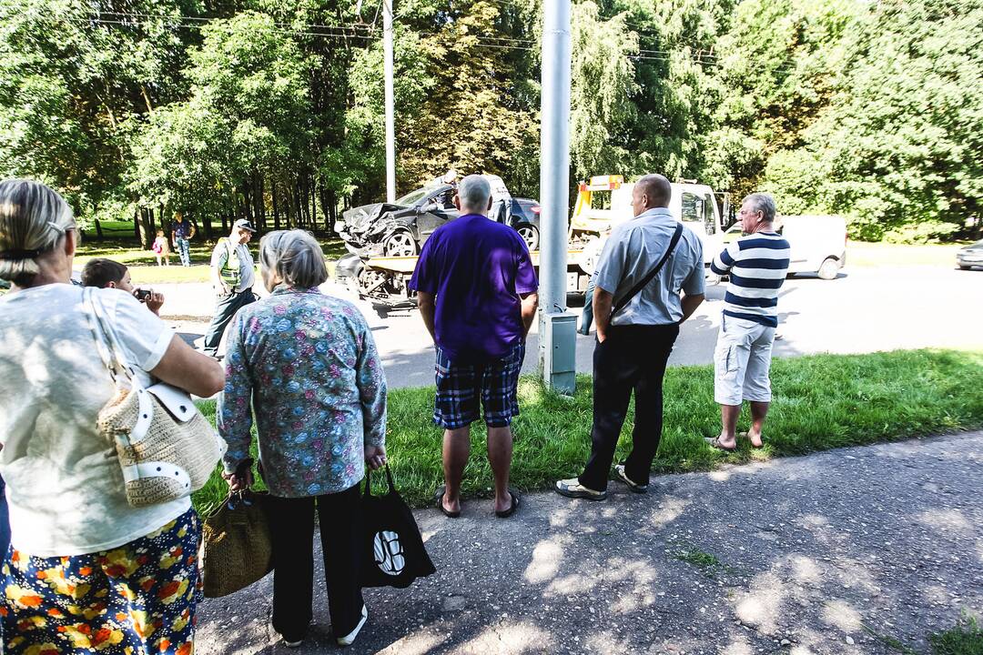 Girtos vairuotojos sukeltoje avarijoje nukentėjo trys žmonės 